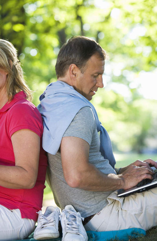 西方人,两个人,夫妻,坐,盘腿,竖图,室外,白天,侧面,爱情,安全,电脑,笔记本电脑,草地,草坪,植物,瑞典,欧洲,欧洲人,敲打,阴影,装饰,光线,网络,影子,浪漫,依靠,输入,通讯设备,草,树,树木,绿色,阳光,自然,围巾,打字,倚靠,背靠背,温暖,恩爱,背对背,恋人,生长,成长,围脖,保暖,点击,华丽,敲击,点缀,无线,御寒,斯堪的纳维亚,北欧,斯堪的纳维亚半岛,通信设备,无线网络,无线上网,便携式电脑,衬托,美观,雅致,雅观,瑞典王国,信任,按键,手提电脑,男人,男性,女人,女性,中年男性,中年女性,白种人,夫妇,情侣,盘腿而坐,盘膝,盘着腿的,盘着腿坐,双腿交叉,坐着,半身,彩图,伴侣