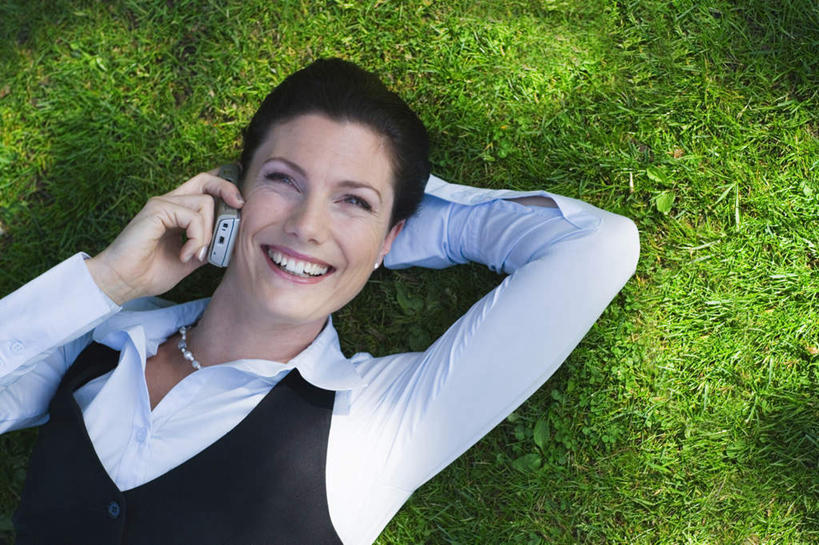 西方人,脸,头,脸颊,一个人,商务人士,商务女性,躺,笑,说,打电话,微笑,露齿笑,横图,俯视,室外,白天,讨论,草地,草坪,植物,电话,手机,欧洲,欧洲人,仅一个年轻女性,仅一个女性,仅一个人,握,阴影,套装,光线,影子,拿,拿着,通讯设备,草,绿色,阳光,握着,手抱头,商务装,枕着,工薪阶层,卧着,交流,年轻女性,女人,女性,白种人,头部,脸部,脸蛋,面部,白领,上班族,沟通,讲话,交谈,商讨,说话,谈话,躺着,通话,卧,半身,彩图,高角度拍摄