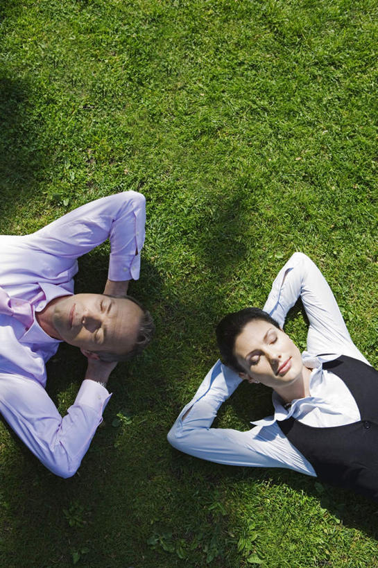 西方人,两个人,同事,商务人士,商务男性,商务女性,躺,闭眼,睡,竖图,俯视,室外,白天,衬衫,成功,合作,团队,集体,信心,草地,草坪,植物,欧洲,欧洲人,阴影,套装,光线,影子,队伍,草,绿色,阳光,双手抱头,领导,成就,手抱头,商务装,合伙,领袖,工薪阶层,卧着,男人,男性,年轻男性,年轻女性,女人,女性,白种人,白领,上班族,闭眼睛,闭着眼,闭着眼睛,困,困觉,寝息,睡觉,躺着,卧,半身,彩图,高角度拍摄,衬衣