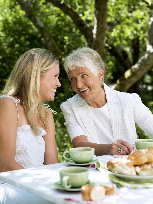 点心,面包,西方人,两个人,母亲,女儿,坐,笑,说,微笑,露齿笑,竖图,室外,白天,正面,讨论,树林,植物,餐桌,桌子,杯子,餐具,欧洲,欧洲人,阴影,光线,瓷器,碟子,盘,影子,食品,面点,咖啡杯,陶瓷制品,相视,树,树木,食物,糕点,绿色,阳光,自然,盘子,碟,母女,面对面,母爱,生长,成长,餐台,对视,瓷杯,相对,相看,两套,交流,老年男性,年轻女性,女人,女性,白种人,沟通,讲话,交谈,商讨,说话,谈话,坐着,半身,彩图