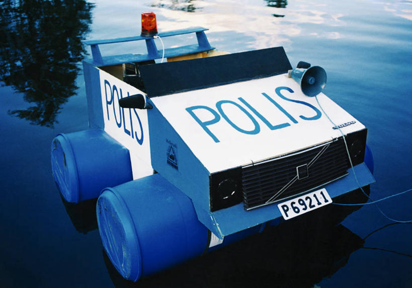 无人,横图,俯视,室外,白天,游戏,湖,湖泊,水,植物,玩具,一辆,波纹,英文,标志,数字,文字,字符,字母,湖面,水流,水面,涟漪,玩,娱乐,标识,车,树,树木,绿色,水纹,自然,交通工具,波浪,湖水,休闲,车牌,益智,阿拉伯数字,凭证,生长,成长,活动,英文字母,发泄,消遣,智力,载具,水晕,牌照,宣泄,汽车牌照,行车凭证,玩具车,玩耍,嬉戏,彩图,高角度拍摄