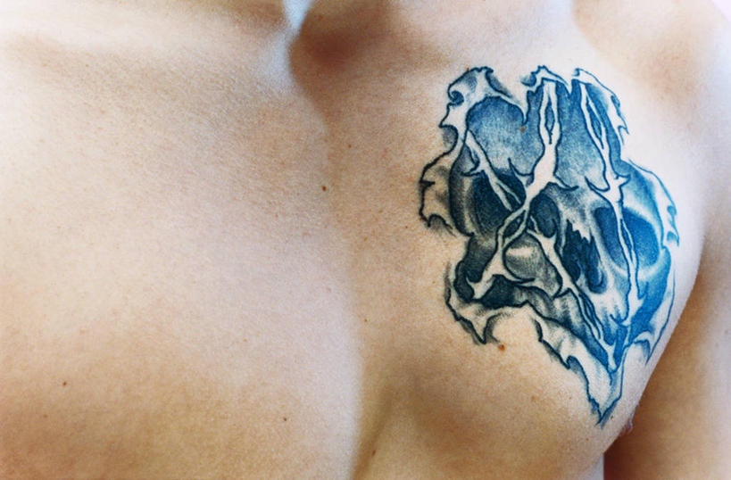 西方人,胸,一个人,横图,室内,特写,白天,正面,时尚,欧洲,欧洲人,仅一个男性,仅一个人,阴影,反射,影子,文化,裸露,纹身,仅一个年轻男性,个性,信仰,刺青,裸,追求,想象,文身,勇气,崇拜,张扬,男人,男性,年轻男性,白种人,胸部,半身,彩图