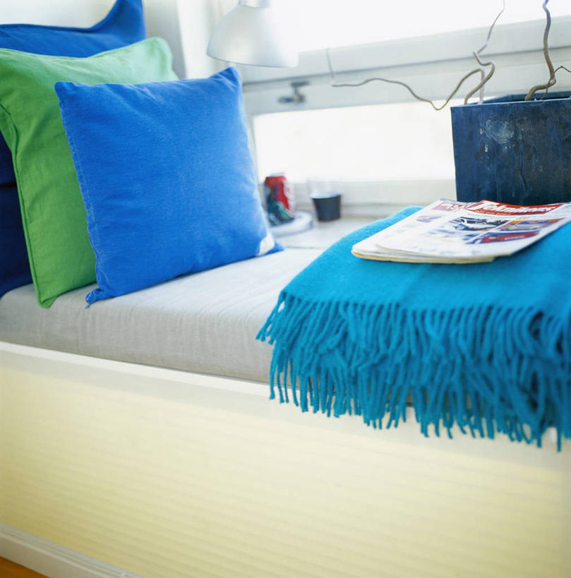 无人,竖图,室内,白天,正面,阅读,窗户,靠垫,静物,报纸,纺织品,学习,阴影,装饰,反射,毛毯,毯子,影子,靠枕,玻璃窗,纺织,蓝色,垫子,枕头,看,温暖,浏览,华丽,修饰,点缀,衬托,美观,雅致,雅观,彩图