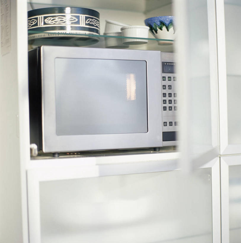 无人,竖图,室内,白天,正面,烹饪,厨房,柜子,厨具,电器,罐子,陶瓷,陶瓷制品,储物柜,玻璃制品,玻璃瓶,瓶子,容器,碗,储藏,一台,微波炉,家电,家用电器,储存,微波,炊具,烹饪用具,储备,蕴藏,贮备,烹调用具,烹调,彩图,灶间,贮存,小家电