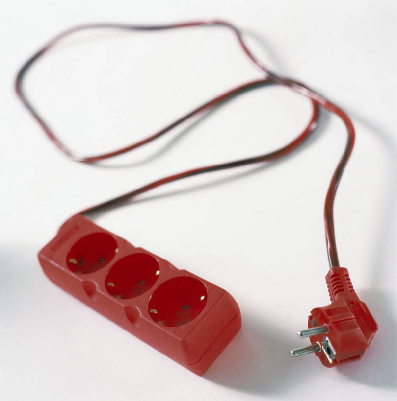 无人,竖图,俯视,室内,特写,白天,白色背景,静物,阴影,反射,电器,影子,插座,一个,红色,摄影,影棚,单个,家用电器,插线板,拖线板,电源转换器,排插,彩图,高角度拍摄,影棚拍摄,拍摄