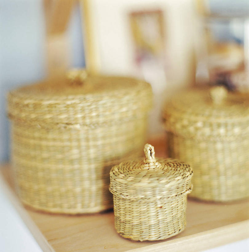 无人,交叉,竖图,室内,特写,白天,正面,桌面,桌子,竹子,静物,阴影,竹制,朦胧,模糊,编织,反射,木制,篮子,影子,三个,木制品,竹篮,竹条,交织,竹制品,穿插,彩图