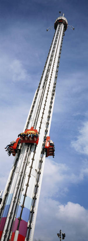 无人,游乐园,竖图,室外,白天,仰视,度假,游戏,美景,城市风光,城市,游乐场,阴影,光线,影子,景观,云,云朵,玩,云彩,娱乐,蓝色,白云,蓝天,天空,阳光,天,享受,休闲,景色,放松,游乐设施,跳楼机,晴朗,活动,发泄,消遣,智力,下降,降落,宣泄,乐园,滑落,游艺设施,降低,爬升,下跌,下落,晴空,玩耍,嬉戏,彩图,低角度拍摄