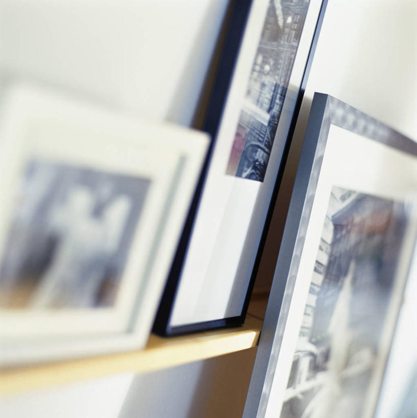 无人,竖图,照片,室内,特写,白天,正面,静物,阴影,朦胧,模糊,反射,影子,墙,置物架,架子,墙壁,墙面,摄影,陈列架,搁架,相片,彩图,拍摄,照相