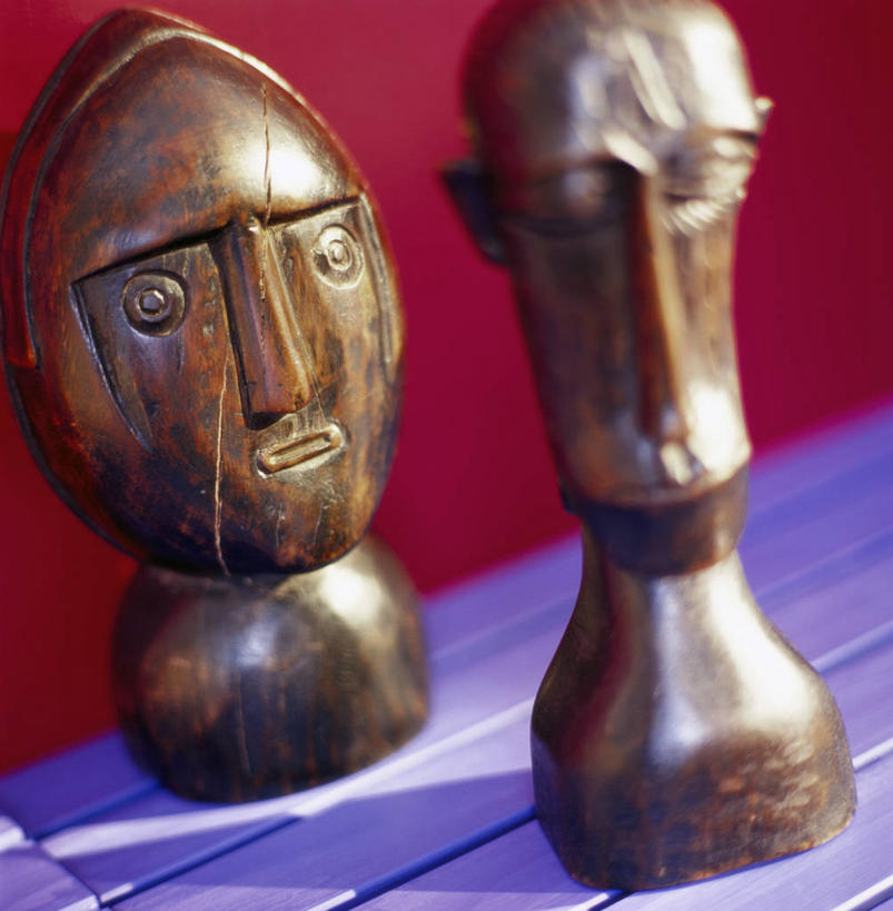 无人,竖图,室内,特写,白天,正面,桌面,桌子,静物,木雕,雕塑,阴影,朦胧,模糊,艺术,装饰,反射,木制,雕刻,雕像,影子,木制品,工艺品,纪念,美术,主题,陈列,功能,美学,两尊,彩图