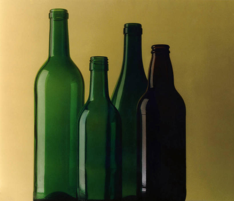 无人,横图,室内,特写,白天,正面,静物,一排,阴影,黄色背景,整齐,反射,影子,棕色,玻璃制品,酒瓶,排列,蓝色,玻璃瓶,瓶子,四个,啤酒瓶,摄影,影棚,队列,彩图,影棚拍摄,拍摄