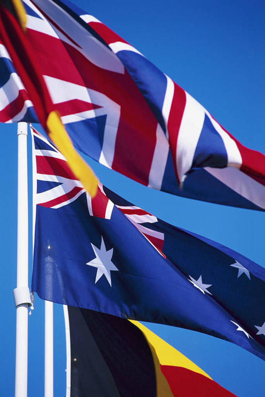 无人,竖图,室外,特写,白天,仰视,静物,旗帜,国旗,一排,阴影,整齐,飘扬,光线,影子,排列,蓝色,蓝天,天空,阳光,英国国旗,天,晴朗,飘逸,米字旗,队列,飞扬,万里无云,三面,旗,晴空,晴空万里,彩图,低角度拍摄