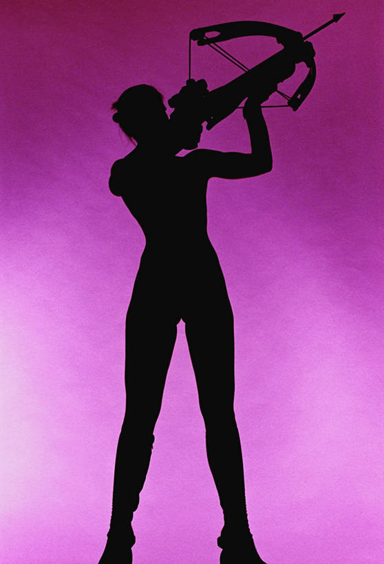 西方人,一个人,站,举,竖图,室内,白天,正面,竞争,欧洲,欧洲人,仅一个年轻女性,仅一个女性,仅一个人,对抗,握,粉色背景,冲突,背光,拿,拿着,破坏,托,站着,武器,战争,握着,摄影,影棚,损坏,攻击,威胁,对立,矛盾,兵器,防御,逆光,敌对,挫败,斗争,抗拒,抗衡,杀伤,威慑,弩,危险,年轻女性,女人,女性,白种人,举起,举手,举着,向上举,向上伸,向上托,站立,半身,彩图,影棚拍摄,拍摄,弓弩,十字弓