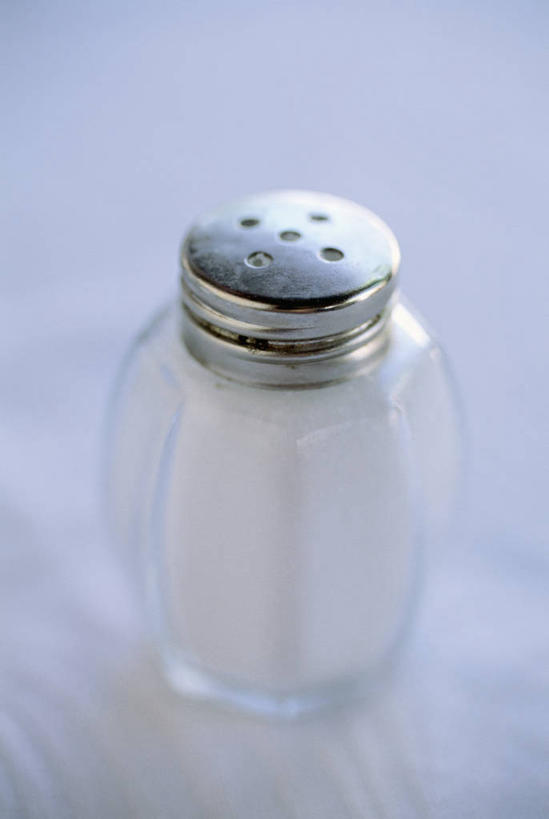 无人,竖图,俯视,室内,特写,白天,餐桌,桌子,阴影,反射,罐子,影子,调料,盐,调味品,调味料,食盐,玻璃制品,一个,玻璃瓶,瓶子,单个,餐台,彩图,高角度拍摄