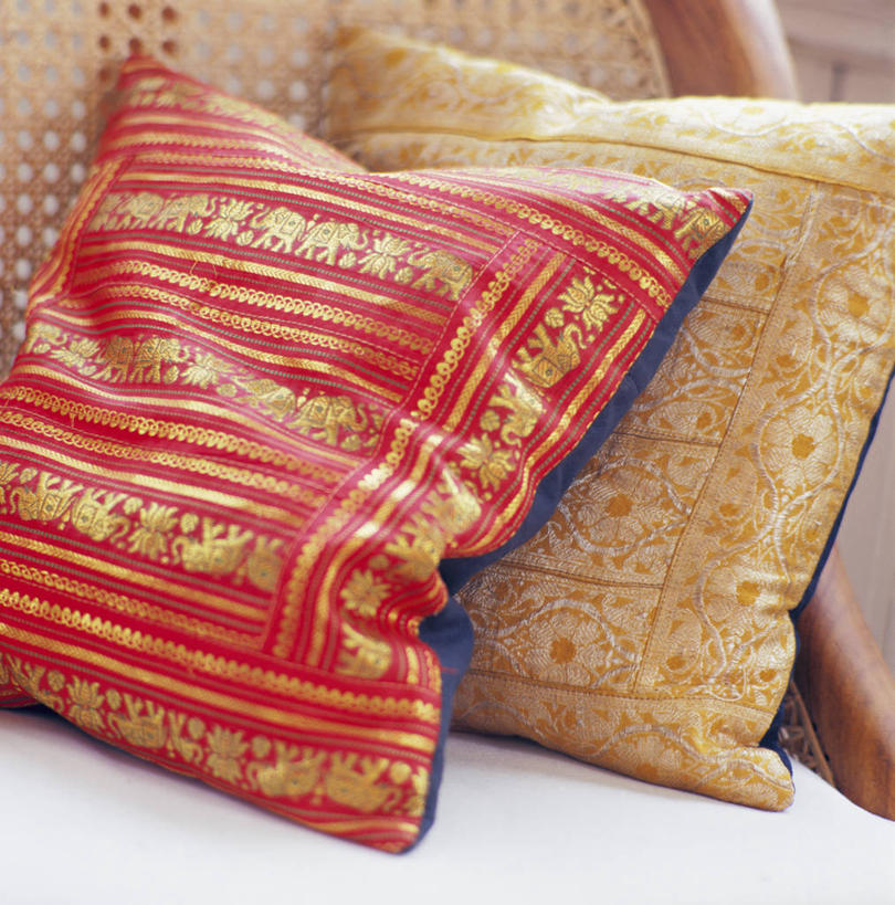 无人,竖图,室内,特写,白天,正面,靠垫,静物,椅子,阴影,反射,影子,木椅,躺椅,靠枕,两个,垫子,枕头,彩图