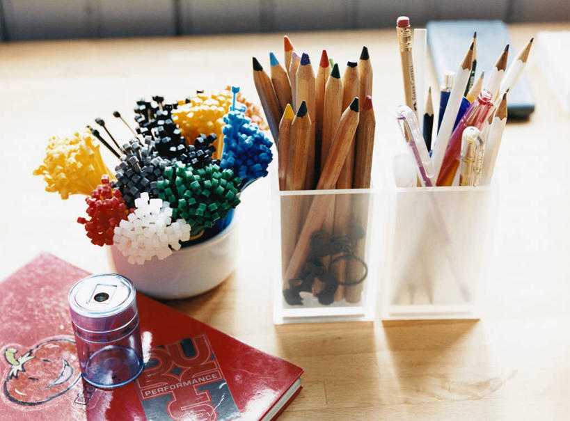 无人,横图,俯视,室内,特写,白天,桌面,桌子,静物,笔筒,许多,阴影,朦胧,模糊,反射,木制,笔,影子,办公用品,很多,水笔,文具,木制品,铅笔,容器,学习用品,器皿,储藏,文具用品,卷笔刀,储存,削笔刀,削笔机,插笔器具,文房用具,彩图,高角度拍摄,贮存