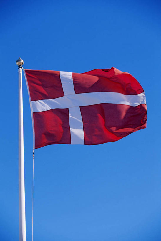 无人,竖图,室外,特写,白天,仰视,静物,旗帜,国旗,一面,阴影,飘扬,光线,影子,红色,蓝色,白色,蓝天,天空,阳光,天,晴朗,飘逸,飞扬,万里无云,旗,晴空,晴空万里,彩图,低角度拍摄,丹麦国旗,丹尼布洛