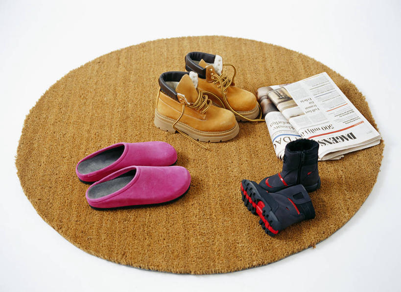 无人,横图,俯视,室内,白天,运动鞋,阅读,地毯,静物,报纸,鞋子,三双,学习,阴影,装饰,编织,反射,影子,手工艺品,织物,工艺品,拖鞋,看,浏览,休闲鞋,华丽,修饰,点缀,衬托,美观,雅致,雅观,彩图,高角度拍摄