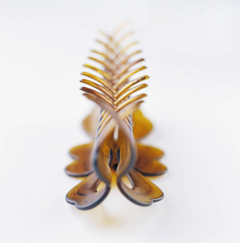 无人,竖图,俯视,室内,特写,白天,白色背景,静物,阴影,朦胧,模糊,装饰,反射,头饰,影子,一个,发夹,发饰,夹子,饰品,橙色,摄影,影棚,单个,华丽,修饰,点缀,配饰,衬托,美观,雅致,雅观,彩图,高角度拍摄,影棚拍摄,拍摄