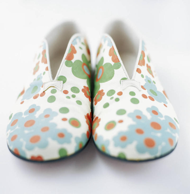 无人,竖图,俯视,室内,特写,白天,白色背景,静物,鞋子,一双,阴影,花纹,朦胧,模糊,装饰,反射,影子,手工艺品,摄影,绣花鞋,影棚,布鞋,华丽,修饰,点缀,衬托,美观,雅致,雅观,中国鞋,彩图,高角度拍摄,影棚拍摄,拍摄