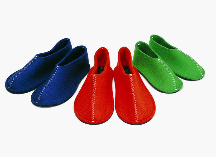 无人,横图,俯视,室内,特写,白天,白色背景,静物,鞋子,三双,阴影,反射,影子,红色,蓝色,绿色,拖鞋,摄影,影棚,彩图,高角度拍摄,影棚拍摄,拍摄