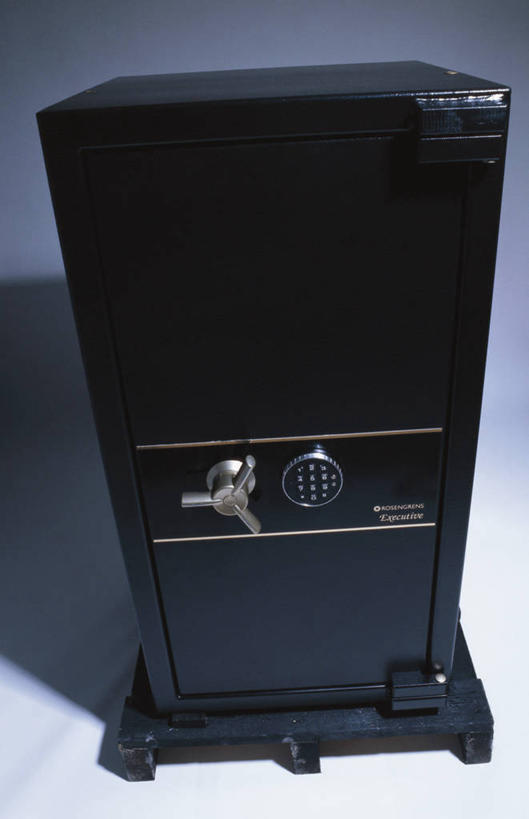 无人,竖图,俯视,室内,特写,白天,安全,静物,阴影,灰色背景,反射,影子,容器,箱子,保险箱,摄影,影棚,储藏,保护,储存,保险,私密,彩图,高角度拍摄,影棚拍摄,拍摄,贮存