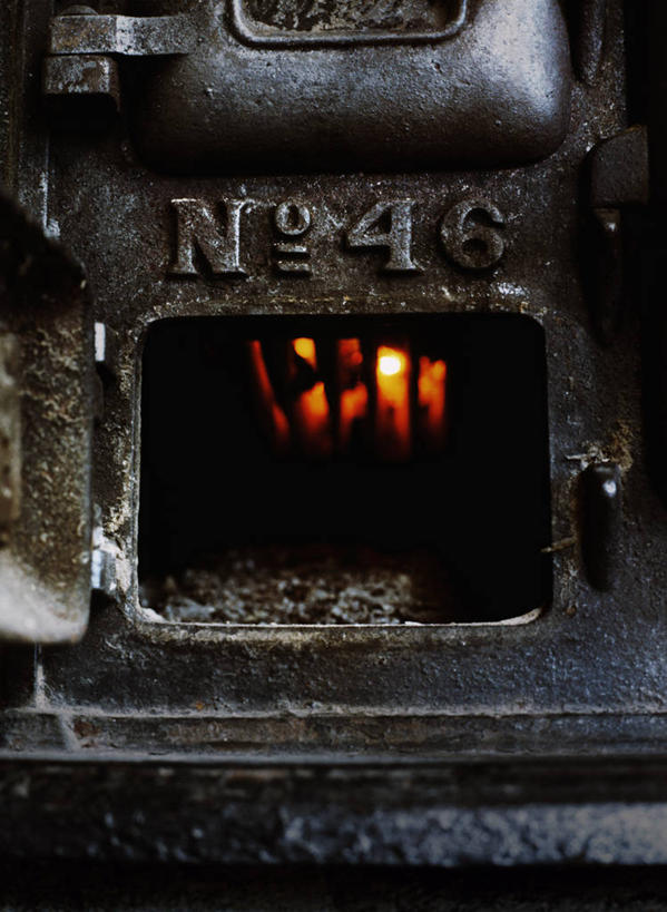 无人,竖图,室内,特写,白天,正面,热情,壁炉,火,阴影,朦胧,模糊,反射,英文,标志,火焰,文字,影子,字符,字母,燃烧,标识,取暖,英文字母,彩图,取暖设备