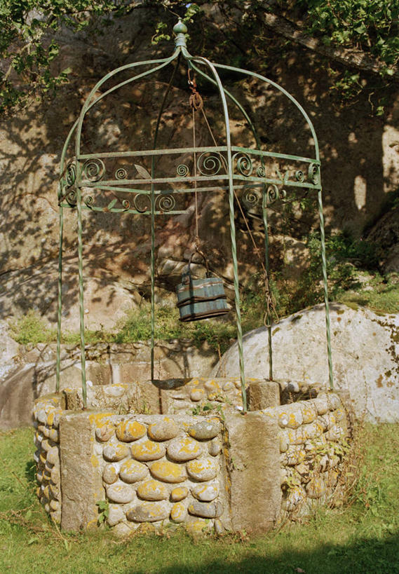 无人,栏杆,竖图,室外,白天,正面,旅游,度假,灌溉,草地,草坪,美景,植物,阴影,光线,影子,墙,水井,景观,围栏,生活,娱乐,护栏,墙壁,墙面,草,树,树木,绿色,阳光,自然,享受,休闲,景色,放松,储蓄,井,生长,成长,浇灌,储存,自然风光,储备,蕴藏,贮备,彩图,贮存