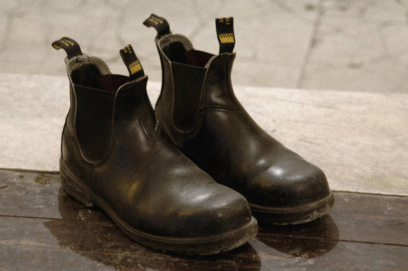 无人,横图,俯视,室内,特写,白天,桌面,桌子,静物,鞋子,一双,阴影,反射,木制,影子,靴子,木制品,牛仔靴,彩图,高角度拍摄