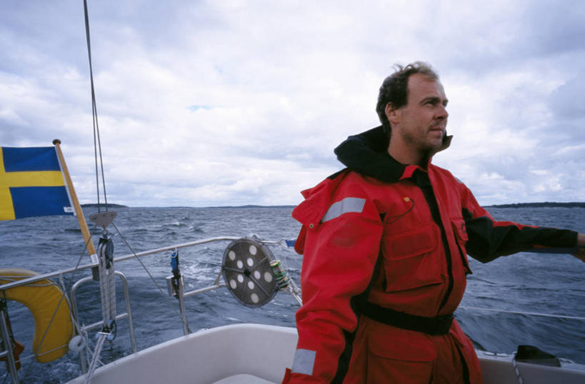 西方人,一个人,栏杆,站,交叉,横图,室外,白天,侧面,运动服,海浪,海洋,旗帜,国旗,欧洲,欧洲人,仅一个男性,仅一个人,仅一个中年男性,阴影,条纹,服装,光线,影子,浪花,云,云朵,围栏,云彩,注视,护栏,衣服,黄色,红色,蓝色,白云,蓝天,天空,阳光,海水,天,观察,看,站着,服饰,晴朗,观看,察看,衣着,穿着,关注,海景,相交,交集,衣饰,男人,男性,中年男性,白种人,旗,大海,风浪,海,海水的波动,近岸浪,涌浪,晴空,站立,半身,彩图,瑞典国旗,运动装