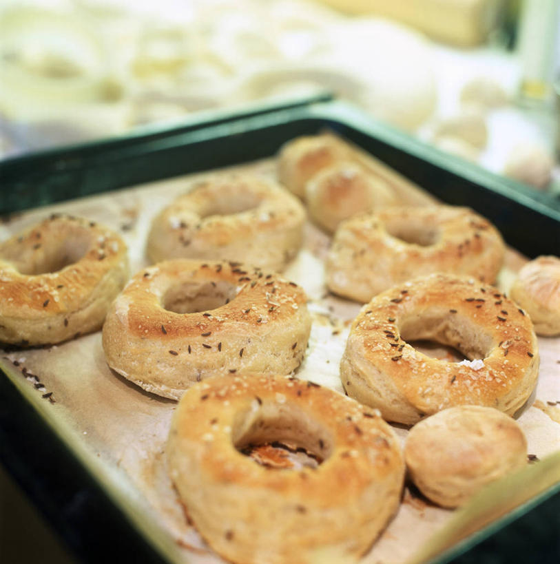 点心,面包,无人,竖图,俯视,室内,特写,白天,餐桌,桌子,餐具,许多,阴影,朦胧,模糊,反射,碟子,盘,影子,食品,面点,食物,糕点,排列,盘子,碟,餐台,罂粟籽,摆列,百吉饼,贝果面包,罂子粟,阿芙蓉,彩图,高角度拍摄,米囊,御米,布列,分列