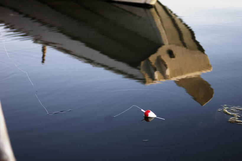 无人,横图,俯视,室外,白天,垂钓,河流,美景,水,船,一艘,阴影,波纹,光线,影子,河水,景观,水流,木船,涟漪,倒影,水纹,阳光,自然,绳子,交通工具,波浪,景色,浮标,绳索,倒映,舟,自然风光,载具,水晕,反照,彩图,高角度拍摄,钓鱼,垂纶