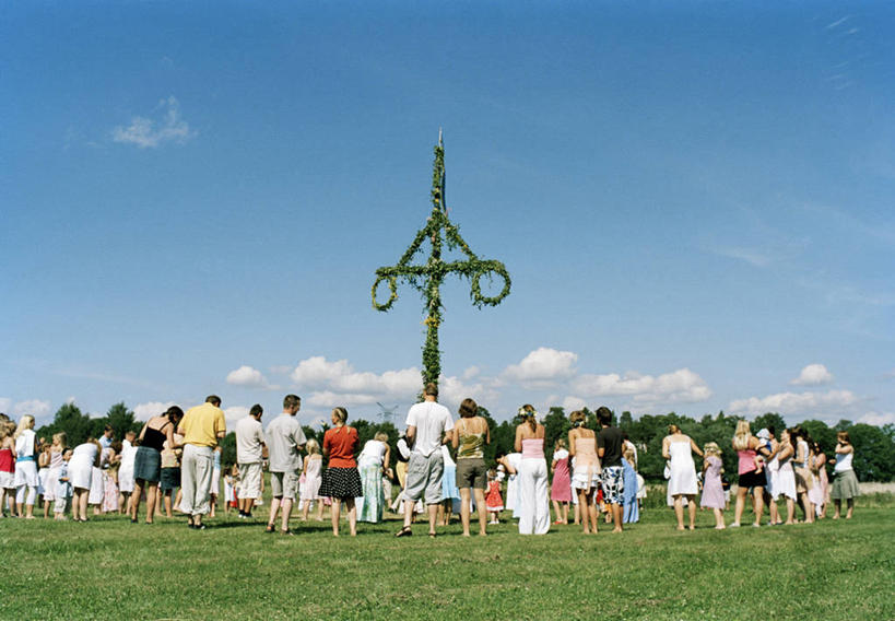 西方人,站,横图,室外,白天,正面,草地,草坪,植物,欧洲,欧洲人,行人,阴影,服装,节日,庆祝,光线,影子,柱子,云,云朵,许多人,云彩,注视,休闲装,文化,路人,草,树,树木,衣服,蓝色,绿色,白云,蓝天,天空,阳光,自然,天,观察,看,祈祷,站着,一群人,休闲,健康,休闲服,许愿,宗教,服饰,信仰,生长,晴朗,成长,观看,纪念,祈求,察看,关注,过客,五朔节,平安,男人,男性,年轻男性,年轻女性,女人,女性,白种人,晴空,抬头,仰头,站立,半身,彩图