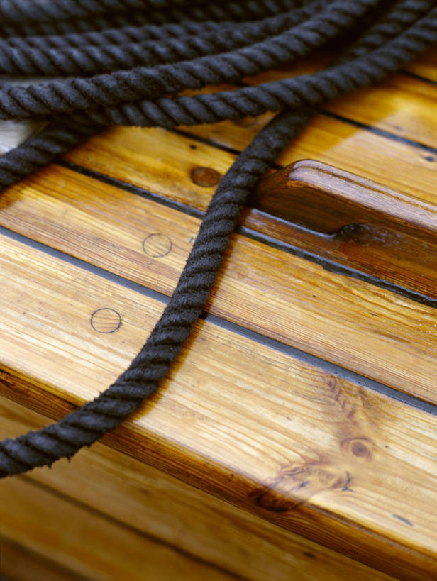 无人,竖图,俯视,室外,特写,白天,地板,静物,阴影,光线,影子,地面,木地板,黑色,阳光,绳子,绳索,缆绳,彩图,高角度拍摄