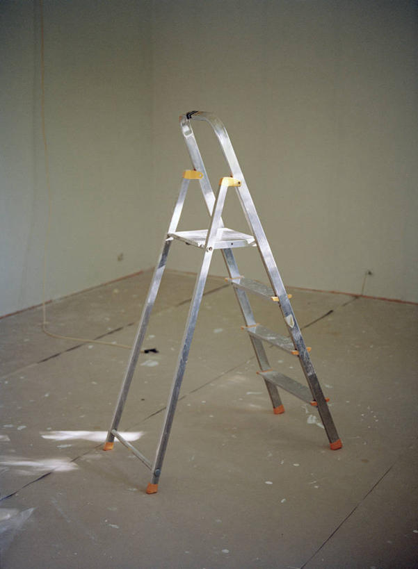 无人,攀登,竖图,室内,白天,正面,装修,静物,阴影,反射,梯子,影子,阶梯,墙,地面,装潢,墙壁,墙面,爬,上升,人字梯,登高,攀爬,彩图