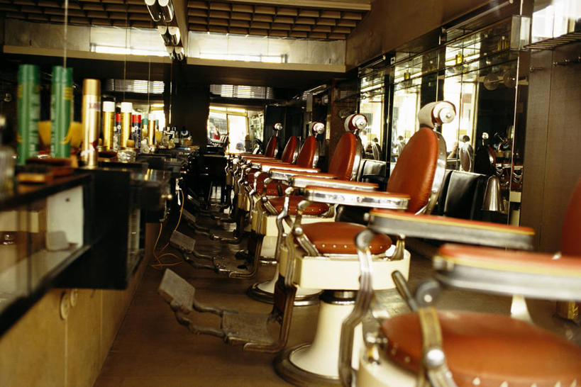 无人,商店,横图,室内,白天,正面,窗户,镜子,椅子,一排,许多,阴影,整齐,并列,并排,反射,影子,木椅,墙,商铺,玻璃窗,墙壁,墙面,排列,理发店,镜像,镜面,队列,美发店,平行,美容店,市肆,商号,彩图,店铺