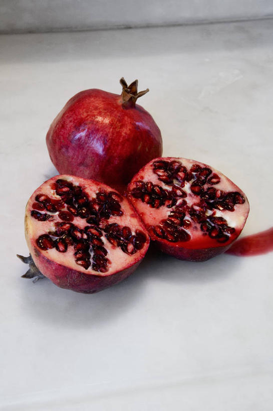 无人,竖图,俯视,室内,特写,白天,餐桌,桌子,石榴,阴影,反射,影子,两个,红色,餐台,横截面,剖面,截面,截面图形,涂林,若榴,金罂,金庞,丹若,安石榴,彩图,高角度拍摄