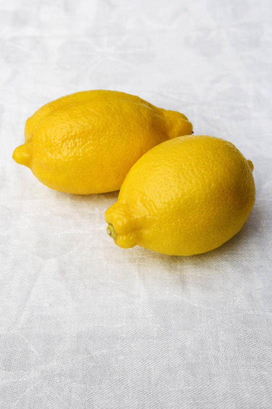 无人,竖图,俯视,室内,特写,白天,餐桌,桌子,柠檬,水果,阴影,新鲜,反射,影子,生食,食品,果实,食物,两个,黄色,有机食品,绿色食品,餐台,益母果,柠果,彩图,高角度拍摄