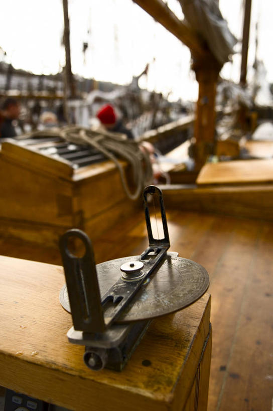 无人,竖图,室外,白天,正面,地板,轮船,船,一艘,朦胧,模糊,地面,木地板,天空,交通工具,天,载具,彩图