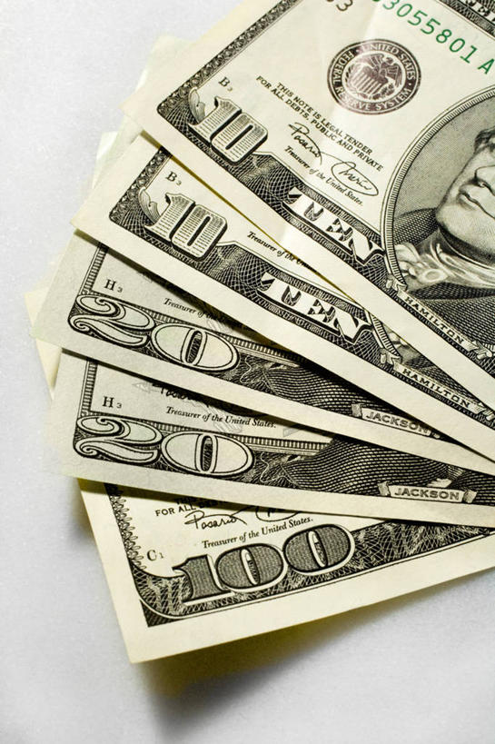 无人,竖图,俯视,室内,特写,白天,白色背景,钱,美元,桌面,桌子,静物,一排,许多,阴影,整齐,反射,钱币,影子,美金,排列,钞票,金融,纸币,摄影,影棚,经济,队列,美圆,流通,纸钞,贸易,五张,货币,现金,彩图,高角度拍摄,影棚拍摄,拍摄