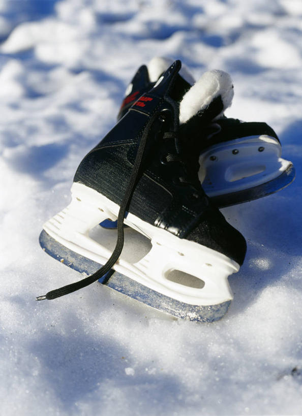 无人,竖图,俯视,室外,特写,白天,雪,大雪,阴影,朦胧,模糊,光线,影子,积雪,雪景,冬季,冬天,旱冰鞋,溜冰鞋,一只,阳光,寒冷,滑冰鞋,严寒,溜冰,彩图,高角度拍摄,冰刀鞋