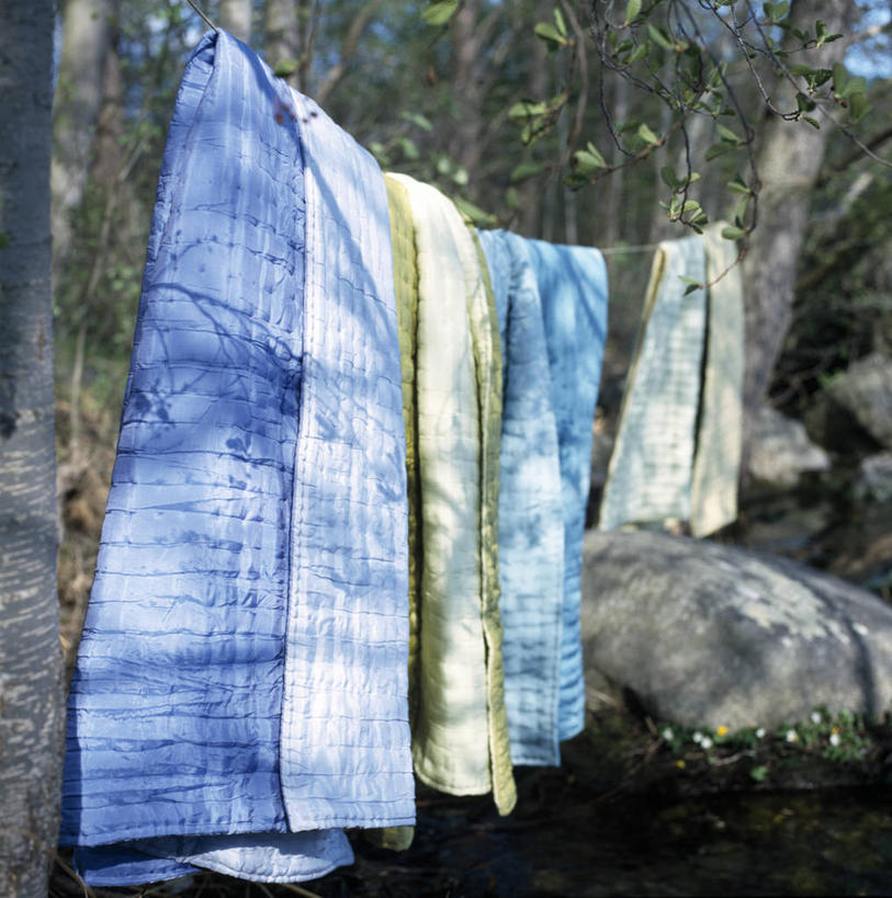 无人,竖图,室外,白天,正面,石头,美景,树林,植物,吊挂,悬挂,阴影,柔软,光线,石子,影子,景观,挂,被子,树,树木,绿色,阳光,自然,晾衣绳,绳子,景色,生长,成长,舒适,自然风光,棉被,石块,岩石,彩图