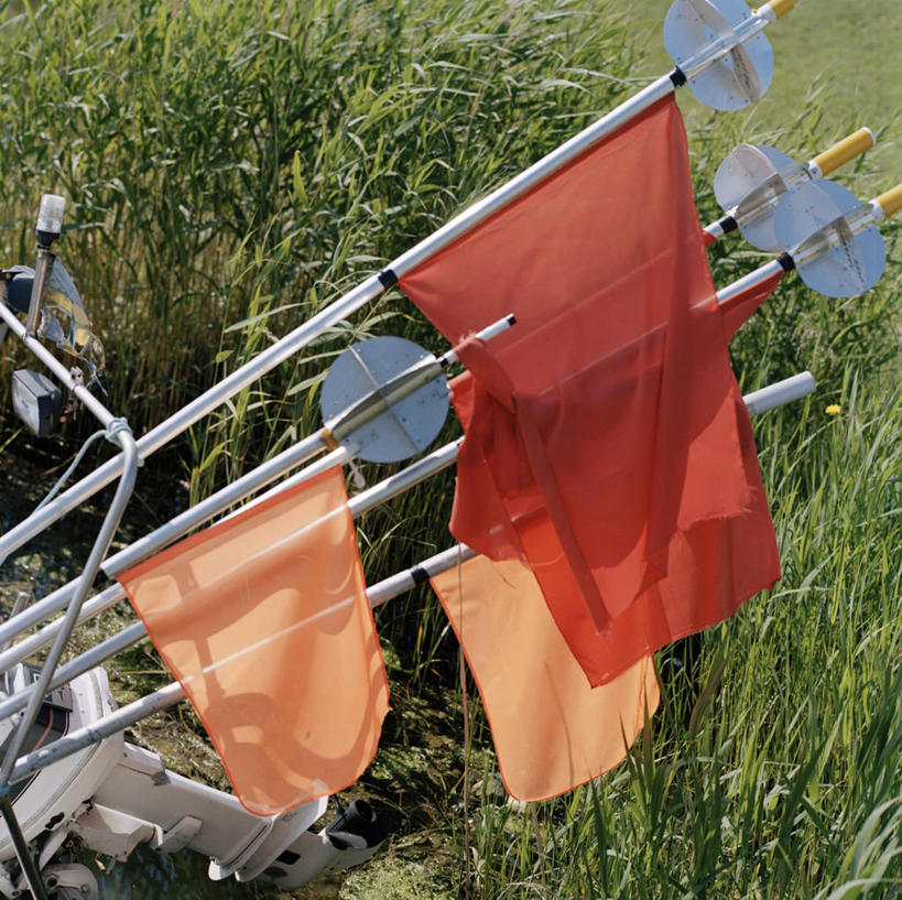 无人,横图,俯视,室外,特写,白天,草地,草坪,植物,旗帜,阴影,反射,影子,旗子,草,红色,绿色,橙色,旌旗,旗号,彩图,高角度拍摄