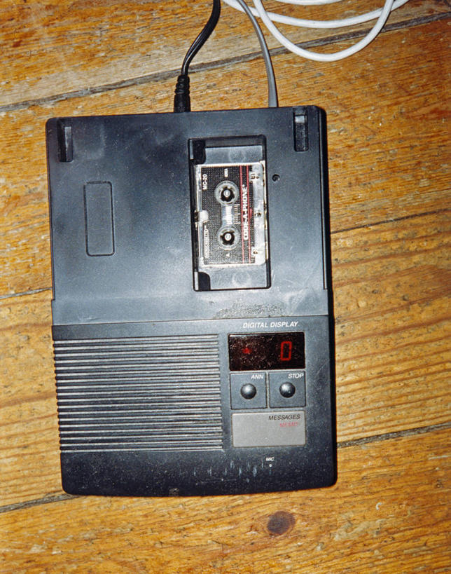 无人,说,竖图,俯视,室内,特写,白天,通讯,地板,静物,阴影,反射,影子,地面,移动,通讯设备,木地板,通信,对讲机,交流,沟通,讲话,交谈,说话,谈话,通话,彩图,高角度拍摄