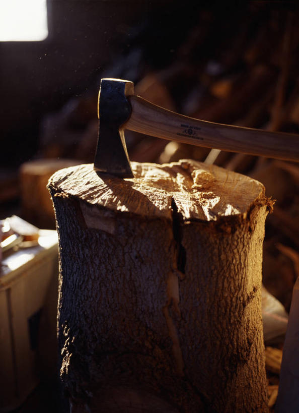 无人,竖图,俯视,室内,特写,白天,建材,建筑,静物,阴影,朦胧,模糊,反射,材料,工具,木板,木材,影子,木柴,一个,建造,木料,单个,斧头,斧子,彩图,高角度拍摄