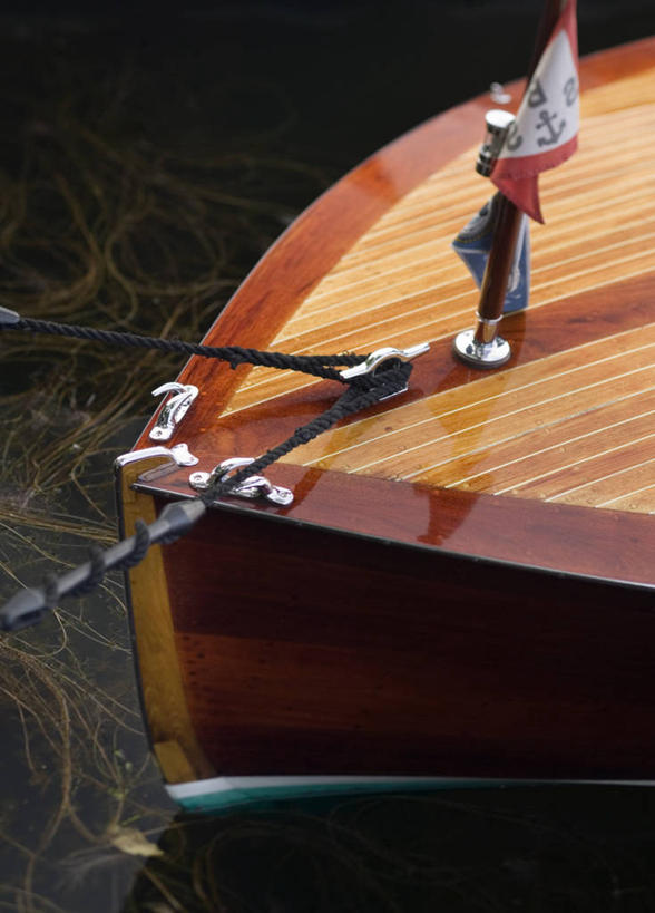 无人,竖图,俯视,室外,特写,白天,草地,草坪,植物,船,一艘,朦胧,模糊,木船,草,绿色,交通工具,铁环,锁链,链条,舟,束缚,限制,载具,约束,彩图,高角度拍摄