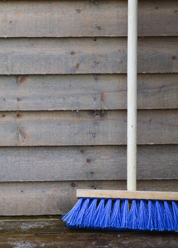 无人,家,木屋,竖图,室外,特写,白天,正面,静物,工具,扫帚,墙,墙壁,墙面,住宅,一个,清洁,单个,扫把,卫生,保洁,笤帚,彩图,茅舍,茅屋,棚屋,小木屋,小屋