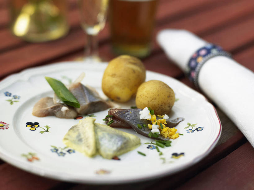 海鲜,红酒,葡萄酒,无人,横图,俯视,室外,特写,白天,烹饪,西餐,桌面,桌子,蔬菜,土豆,杯子,餐具,阴影,朦胧,模糊,新鲜,光线,木制,鱼,碟子,高脚杯,盘,影子,肉,鱼肉,料理,食品,红酒杯,白葡萄酒,酒类,水产,菜肴,美食,肉类,鱼类,海洋生物,玻璃制品,酒,食物,饮料,阳光,盘子,餐巾,酒杯,木制品,碟,西式,佳肴,有机食品,绿色食品,葡萄酒杯,水生动物,海产品,水生物,肉食,海底动物,馍馍蛋,澳洲肺鱼,肺鱼,保洁方巾,口布,玻璃杯,洋芋,山药蛋,马铃薯,彩图,高角度拍摄