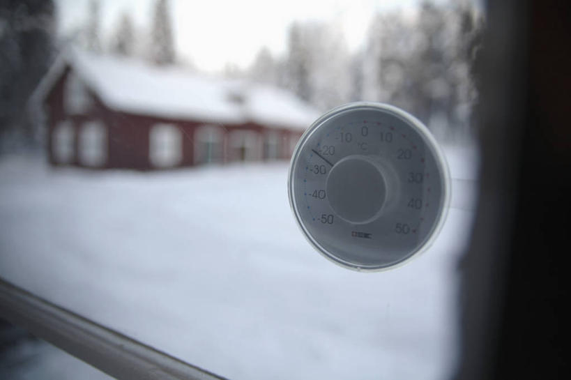 无人,家,横图,室内,特写,白天,正面,安全,雪,植物,大雪,窗户,生活用品,阴影,朦胧,模糊,反射,医学,测量,器材,温度计,影子,房屋,屋子,积雪,雪景,冬季,冬天,公寓,显示屏,洋房,楼房,玻璃窗,住宅,树,树木,绿色,自然,体温计,寒冷,生长,成长,快速,温度,感冒,医疗,卫生,准确,体温,精度,精准,发烧,电子温度计,电子体温计,流感,物理,感温头,温度传感器,读数,快捷,医用温度计,量温棒,热电偶,严寒,彩图,房子