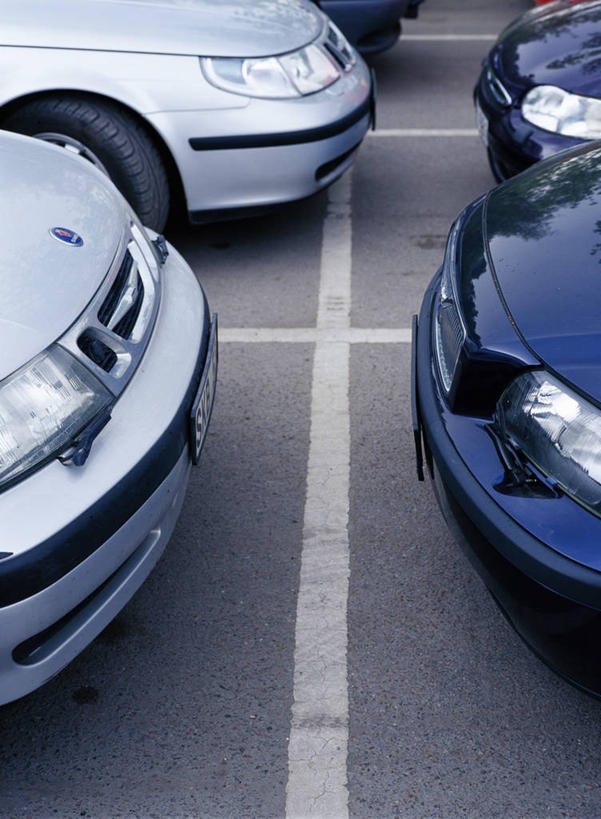 无人,停车场,竖图,俯视,室外,特写,白天,汽车,静物,照明,分界线,停车线,车,灯,灯具,交通工具,轿车,车行道,车行道分界线,照亮,照明设备,载具,标线,车行线,前照灯,前大灯,车前灯,四辆,彩图,高角度拍摄,泊车场