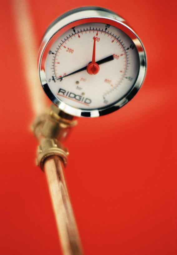 无人,竖图,俯视,室内,特写,白天,静物,金属制品,红色背景,测量,金属,标志,数字,文字,字符,指针,标识,管道,水管,压力,摄影,阿拉伯数字,影棚,仪表盘,压力表,仪表,彩图,高角度拍摄,影棚拍摄,拍摄